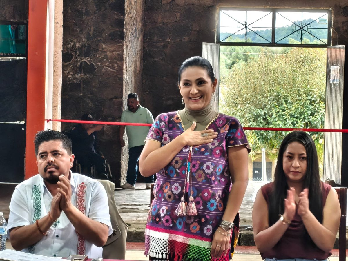 RobertoPantojaA's tweet photo. ¡La honestidad da resultados! 💲👷♀️Los recursos del #FAIS llegan a las comunidades indígenas de #Michoacán para resolver las necesidades de sus habitantes. Este jueves, regresamos a Corupo en #Uruapan donde se levantó el techado de la Casa de la Cultura. https://t.co/ycZZH4pJ0q