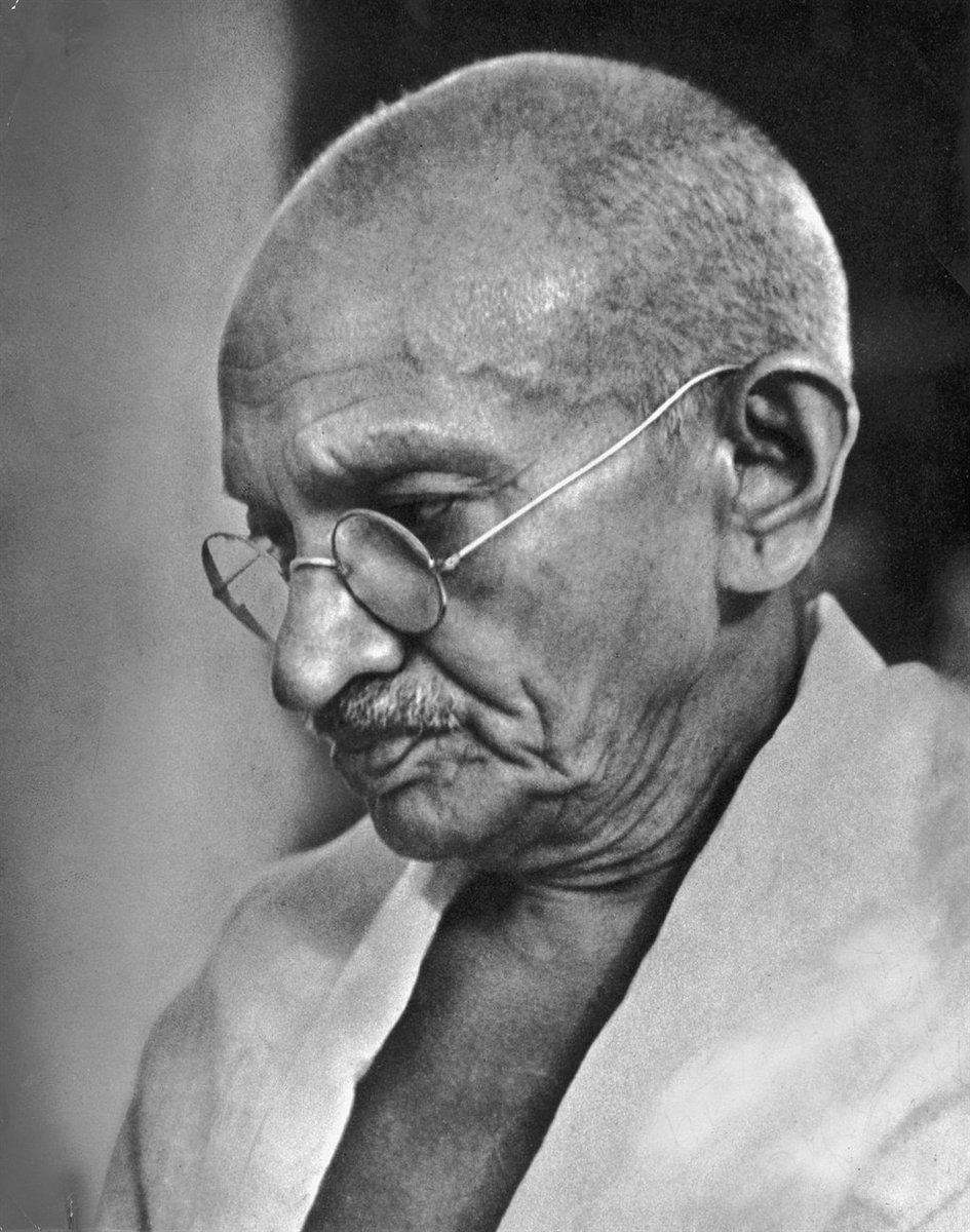 PRASHANTPRASOO1's tweet photo. युगपुरुष महात्मा गाँधी केवल एक व्यक्ति नहीं, बल्कि सत्य, अहिंसा और मानवता के अमर संदेश थे। उन्होंने दुनिया को सिखाया कि बिना हिंसा के भी अन्याय के विरुद्ध संघर्ष किया जा सकता है। उनके विचार आज भी मानवता को शांति और सद्भाव की राह दिखाते हैं। 🙏🇮🇳 https://t.co/tBGFcbiHWb