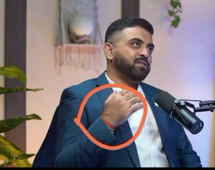imshukla4bjp's tweet photo. हवाई जहाज कांड में जैसे ही नाम आया“स्मिथ मच्छार”गुजराती ब्राह्मण हैं।

कभी अकेले में सोचिएगा..

“हिंदू” नाम का यह पहचान-पत्र आपको दुनिया में कितना सम्मान दिलाता है। #SmmitMachhar 
#IsraelDubaiFlight #Israelis #India 🇮🇳🇮🇱 https://t.co/0M7tqbGQB1
