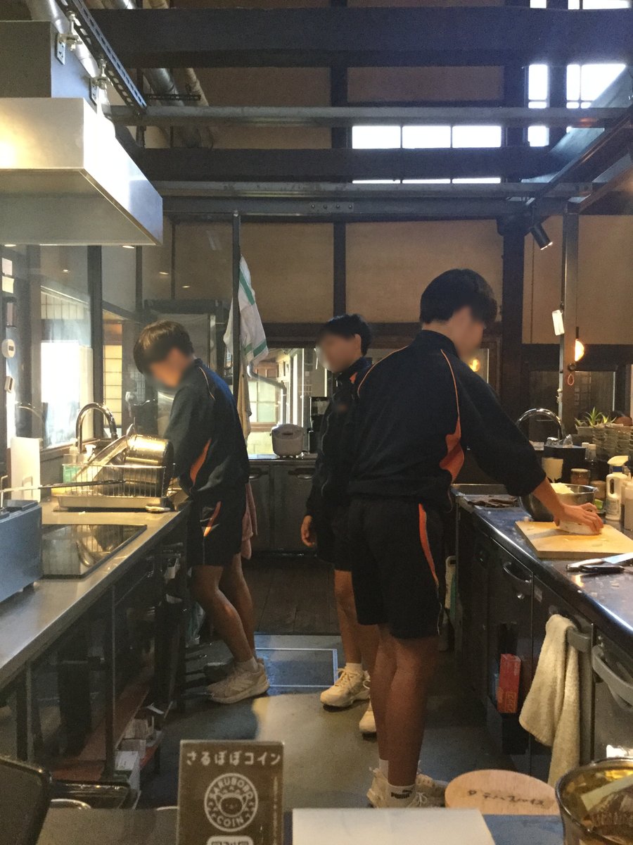 machihida's tweet photo. 私も参加者の皆さんと一緒にまちを歩きながらお店を見て回りました🚶‍♀️実際にベビーカーで移動してみると、場所によっては道幅が狭く感じられるところもあり、暗線面について考えるきっかけにもなりました🧐まちの散策中には職場体験中の同級生にも会え、普段とは違う視点でまちをみることができました👀 https://t.co/L8iswNruxe