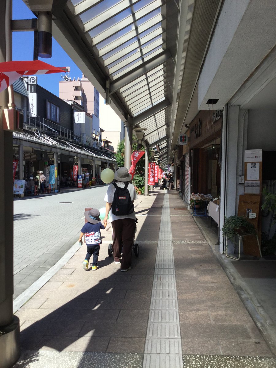 machihida's tweet photo. 私も参加者の皆さんと一緒にまちを歩きながらお店を見て回りました🚶‍♀️実際にベビーカーで移動してみると、場所によっては道幅が狭く感じられるところもあり、暗線面について考えるきっかけにもなりました🧐まちの散策中には職場体験中の同級生にも会え、普段とは違う視点でまちをみることができました👀 https://t.co/L8iswNruxe