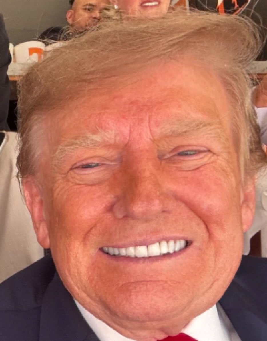 AntiTrumpCanada's tweet photo. It’s beyond comprehension that millions of people look at this profoundly stupid clown and see a messiah. There’s not a rational thought behind those eyes. He’s the leader of the stupidest cult in human history. https://t.co/vqxO1pHph8