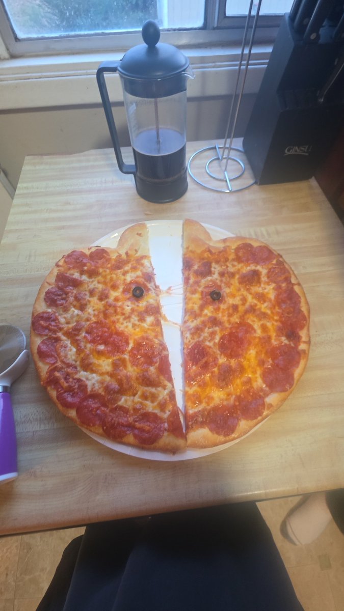 ImjustbetterLL's tweet photo. PUMP KIN pizza https://t.co/oz6FSyNT0Z