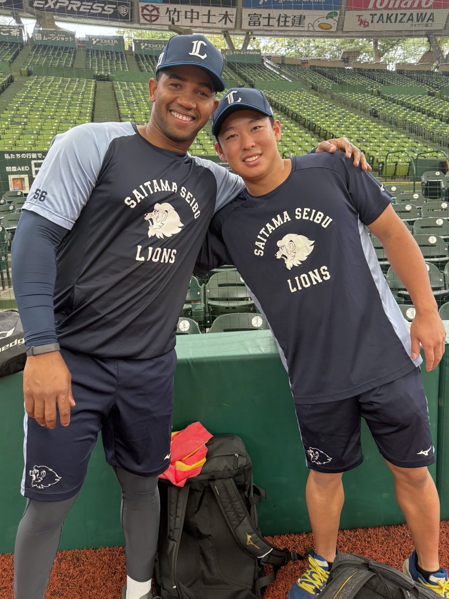 lions_official's tweet photo. 今日は練習日！
まずは、アップ前に仲良く話していた二人をお届け✨
 
E.ラミレス 投手
#山田陽翔 投手
 
#seibulions #打破 #圧倒的至近距離 #最後まで喰らいつけ https://t.co/2X9YloxEjE