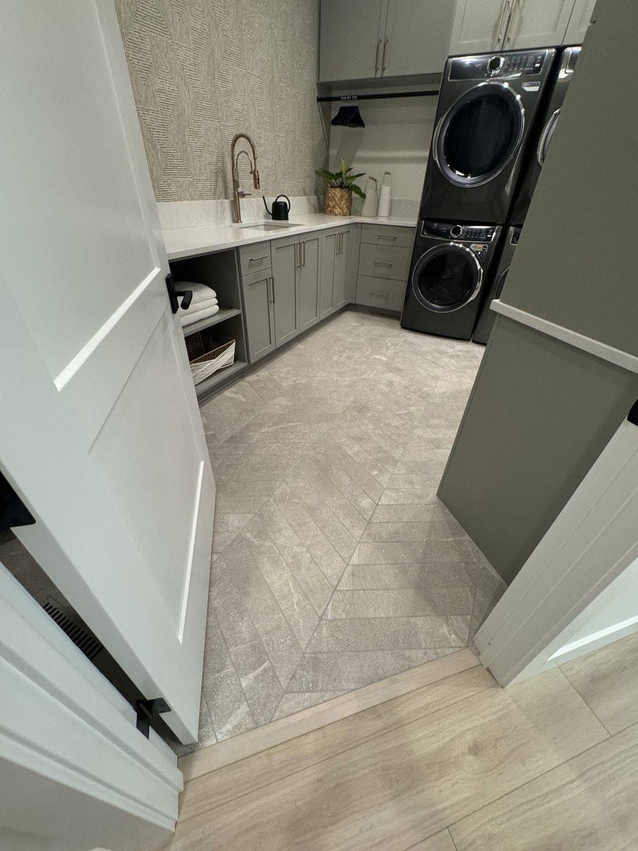 Nexiraluv's tweet photo. I need a walk in laundry room 😩 https://t.co/UiqKjZTGcU