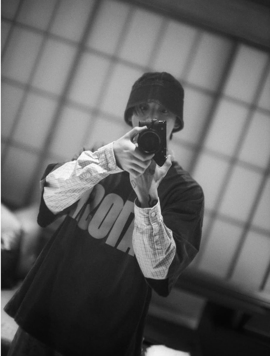 bblackjin's tweet photo. จองกุกมาลงภาพโพสต์แรกของไอจีแล้ว หลังลงแต่คลิปมาตลอด แล้วเทสดีมาก คุมโทนหล่อสุดๆ ไวบ์ก็ดี🥺🥺🥺 https://t.co/6NJtHwHIX2