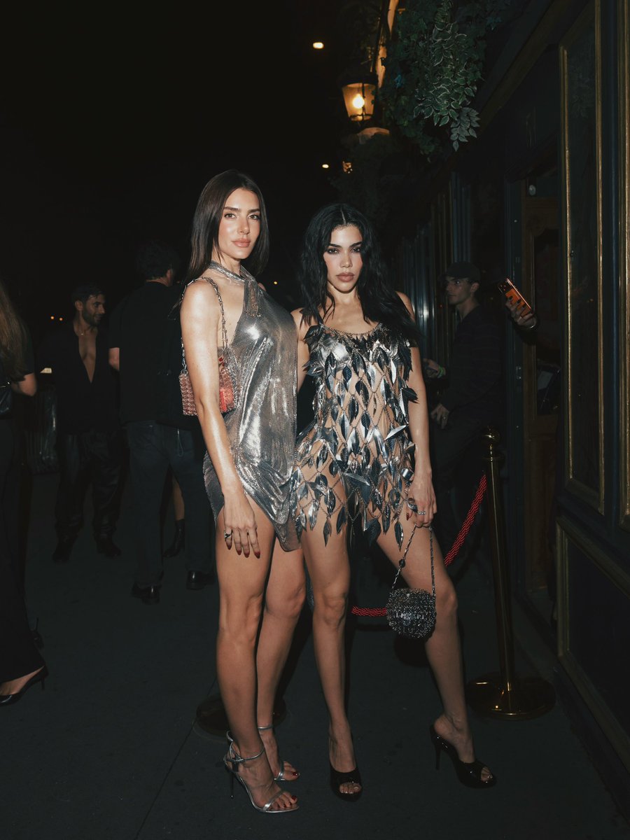 EstiloDF's tweet photo. Kenia Os continúa conquistando París y ahora hace una aparición en el desfile de Rabanne, con un look brillante junto a Valentina Ferrer. 🤩 ¿Qué te pareció su outfit? 🤍

Fotos por: @keniaos https://t.co/pq3SZTtPJm