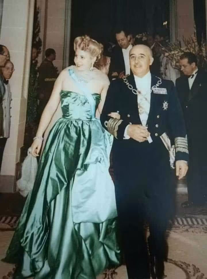 LadyAMA01091892's tweet photo. Cuando un kischnerista te trate de facho mostrale esta foto de la turr@ de LA EVA . Vestida de gala con el dictador FRANCO. https://t.co/K6lkdZObxo