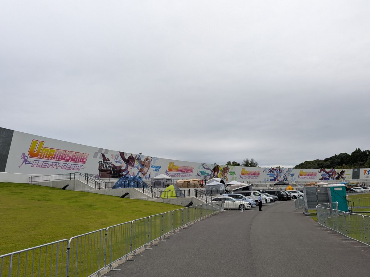 G1_9win's tweet photo. 1時間以上彷徨って1コーナーのウマ娘特大サイネージを近くで見れる場所まで来ました。
GATE4から階段を降り、オーバルコースを左手に進んでいくと辿り着けます。自由席チケットだと奥までは行けないので注意。

HONDAのロゴとアイちゃん達が並んでいることにただただ感動
#ウマ娘
#MotoGP
#JapaneseGP https://t.co/Op6fOeKjLQ