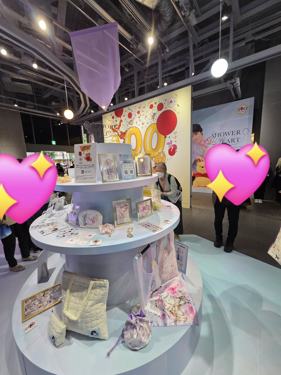 sendaizaka2018's tweet photo. #シャワハー #シブツタ②
展示エリアの様子
お衣装と流れている2つの映像（藤井さんインタビュー5分と外と同じ映像）は撮影禁止です✨
#羽生結弦 https://t.co/58YnsyEHyx