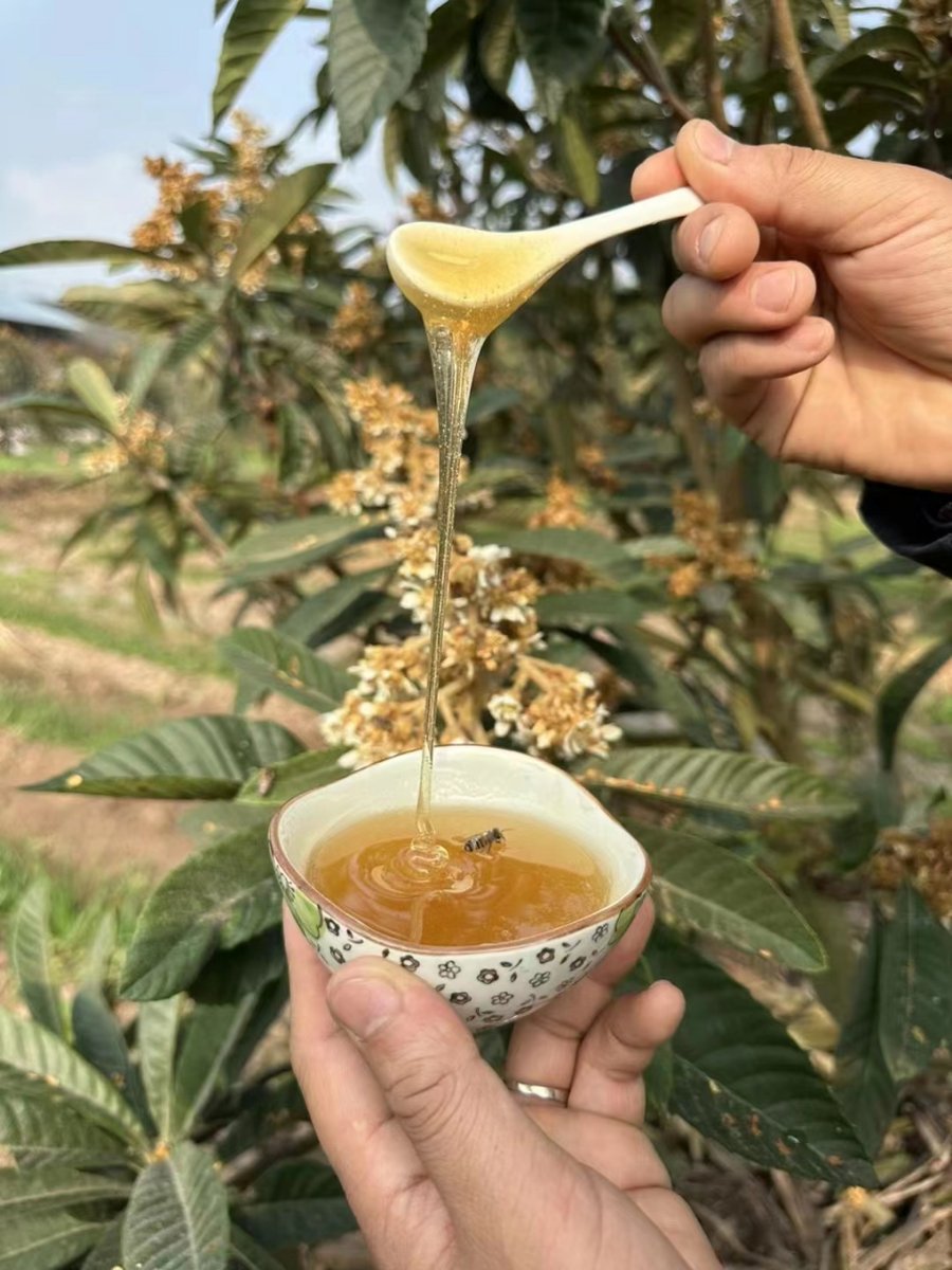 marjor_94's tweet photo. I hold a bottle of sweet-scented osmanthus honey, and my face shows a smile from the heart. https://t.co/IFUcCihsU3