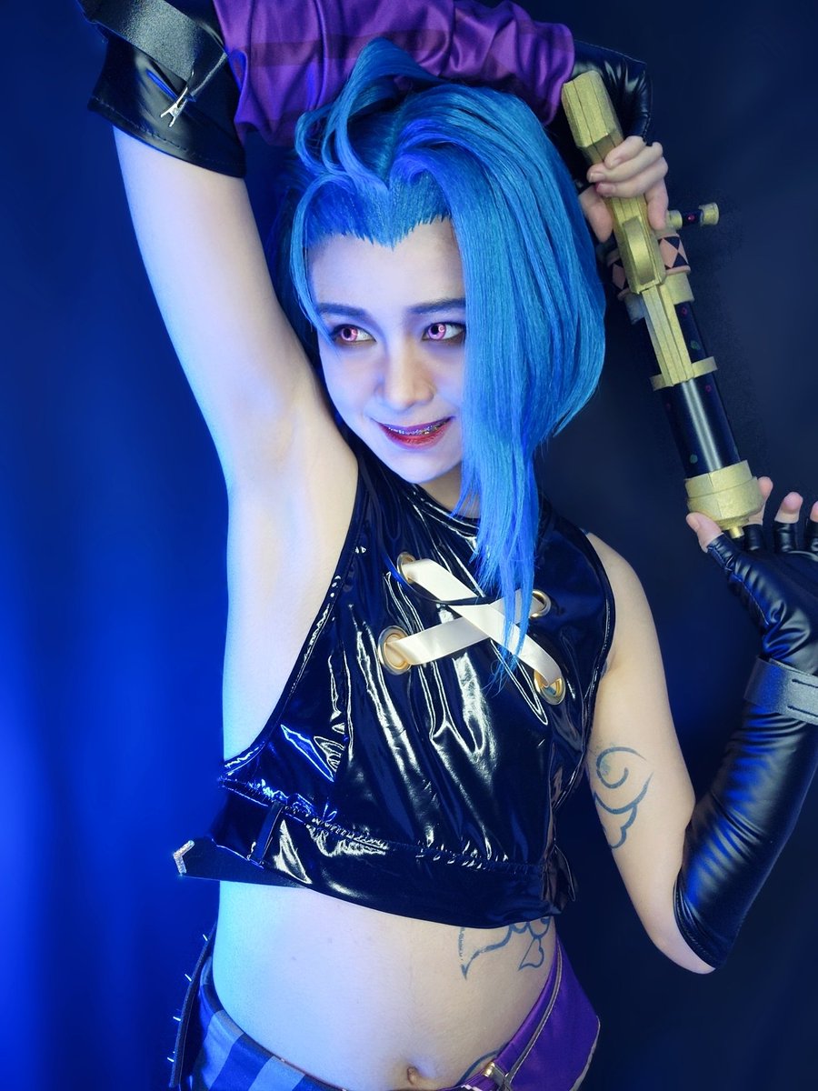 papraewcorno's tweet photo. " 𝘗𝘰𝘸𝘥𝘦𝘳 𝘪𝘴 𝘥𝘦*𝘥 ! , 𝗜𝘁'𝘀 𝗼𝗻𝗹𝘆 𝗝𝗜𝗡𝗫 "

Manaexzc as Jinx - Arcane 

#arcane #arcaneseason2 #arcanecosplay #jinx #lol #LeagueOfLegends #cosplay https://t.co/K8nf2bkEvC