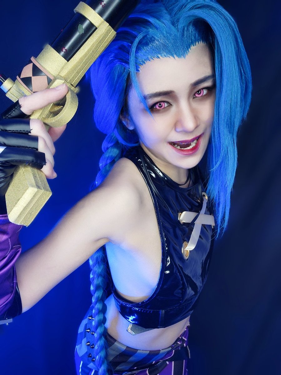 papraewcorno's tweet photo. " 𝘗𝘰𝘸𝘥𝘦𝘳 𝘪𝘴 𝘥𝘦*𝘥 ! , 𝗜𝘁'𝘀 𝗼𝗻𝗹𝘆 𝗝𝗜𝗡𝗫 "

Manaexzc as Jinx - Arcane 

#arcane #arcaneseason2 #arcanecosplay #jinx #lol #LeagueOfLegends #cosplay https://t.co/K8nf2bkEvC
