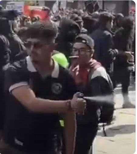 Iherreraa's tweet photo. Identifiquen y hagan famoso a este miserable que tiraba gas pimienta a niñas indefensas. https://t.co/6fV8LfRiIY
