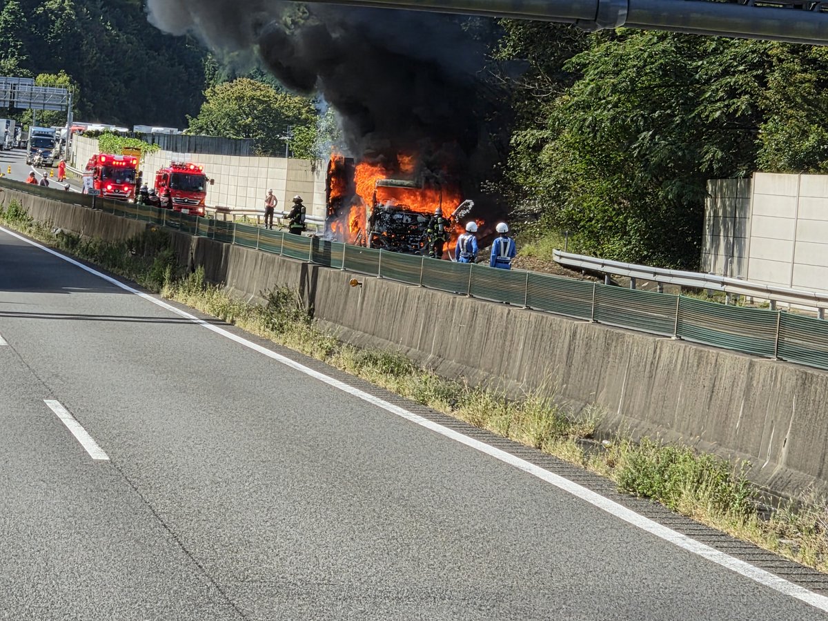 Gt8VUlzRG7buafO's tweet photo. 【火事情報】交通情報 名神高速 彦根IC～米原JCT付近 大型トラック燃える車両火災事故で一時通行止め渋滞10月2日 : ニュース速報あれこれ総合 https://t.co/VEyP92TvFr #NHK #名神高速 火事消防車サイレン場所出動通行止め解除消火 https://t.co/i8KKJIdupK