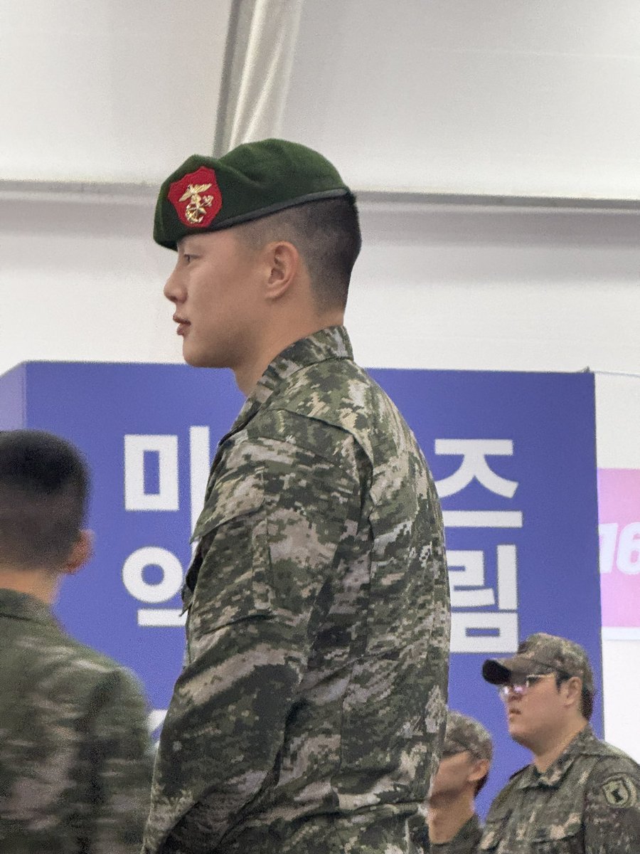 pvivnn's tweet photo. 아이가 울지도 않고 해병대 앰버서더 활동 잘하네요. https://t.co/qyofSPuKjI