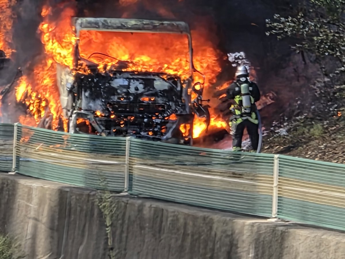 Gt8VUlzRG7buafO's tweet photo. 【火事情報】交通情報 名神高速 彦根IC～米原JCT付近 大型トラック燃える車両火災事故で一時通行止め渋滞10月2日 : ニュース速報あれこれ総合 https://t.co/VEyP92TvFr #NHK #名神高速 火事消防車サイレン場所出動通行止め解除消火 https://t.co/i8KKJIdupK