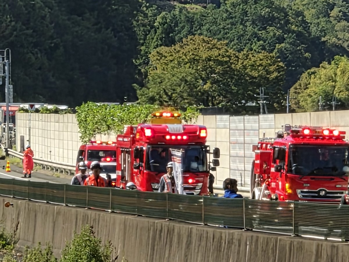 Gt8VUlzRG7buafO's tweet photo. 【火事情報】交通情報 名神高速 彦根IC～米原JCT付近 大型トラック燃える車両火災事故で一時通行止め渋滞10月2日 : ニュース速報あれこれ総合 https://t.co/VEyP92TvFr #NHK #名神高速 火事消防車サイレン場所出動通行止め解除消火 https://t.co/i8KKJIdupK