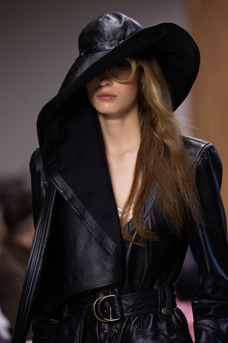 YouAreMyBezoar's tweet photo. Estos sombreros de lluvia de Chloe están en mi lista de favoritos de la temporada https://t.co/ywMjO3PrpS