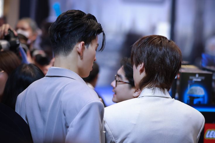 Bakuppw's tweet photo. Phuwin being the prettiest and most sassy boy around his man 💅 https://t.co/QcmQxeGKb5
