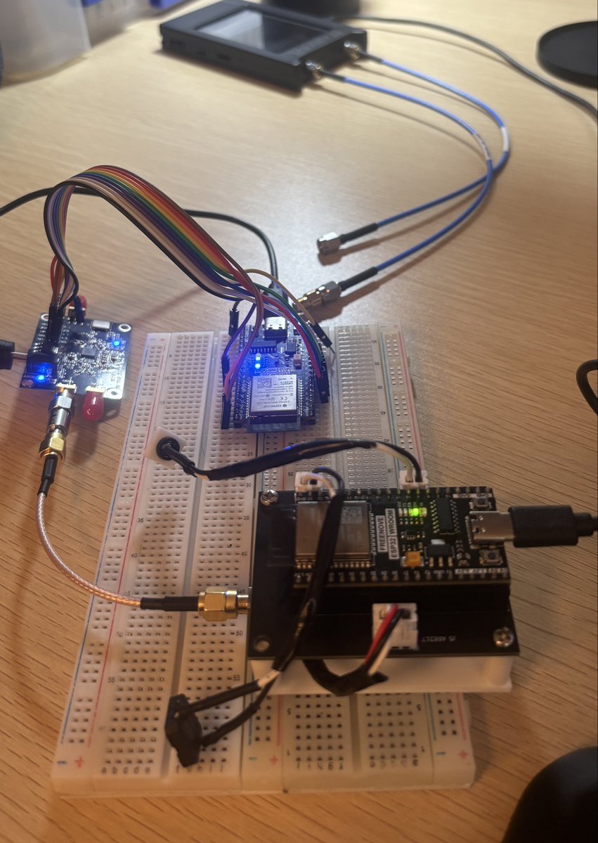 hiro_uumaa's tweet photo. 次は発信器の制作
ADF4351(発)からケーブル、アッテネータ挟んで、AD8317(受)のテスト

うーん🧐

発信側プログラムで書き換えてテストするの面倒…

タッチパネル買おう！

#電子工作 #ESP32 #ADF4351 https://t.co/OAS5pxV17S