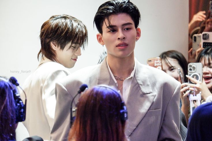 Bakuppw's tweet photo. Phuwin being the prettiest and most sassy boy around his man 💅 https://t.co/QcmQxeGKb5