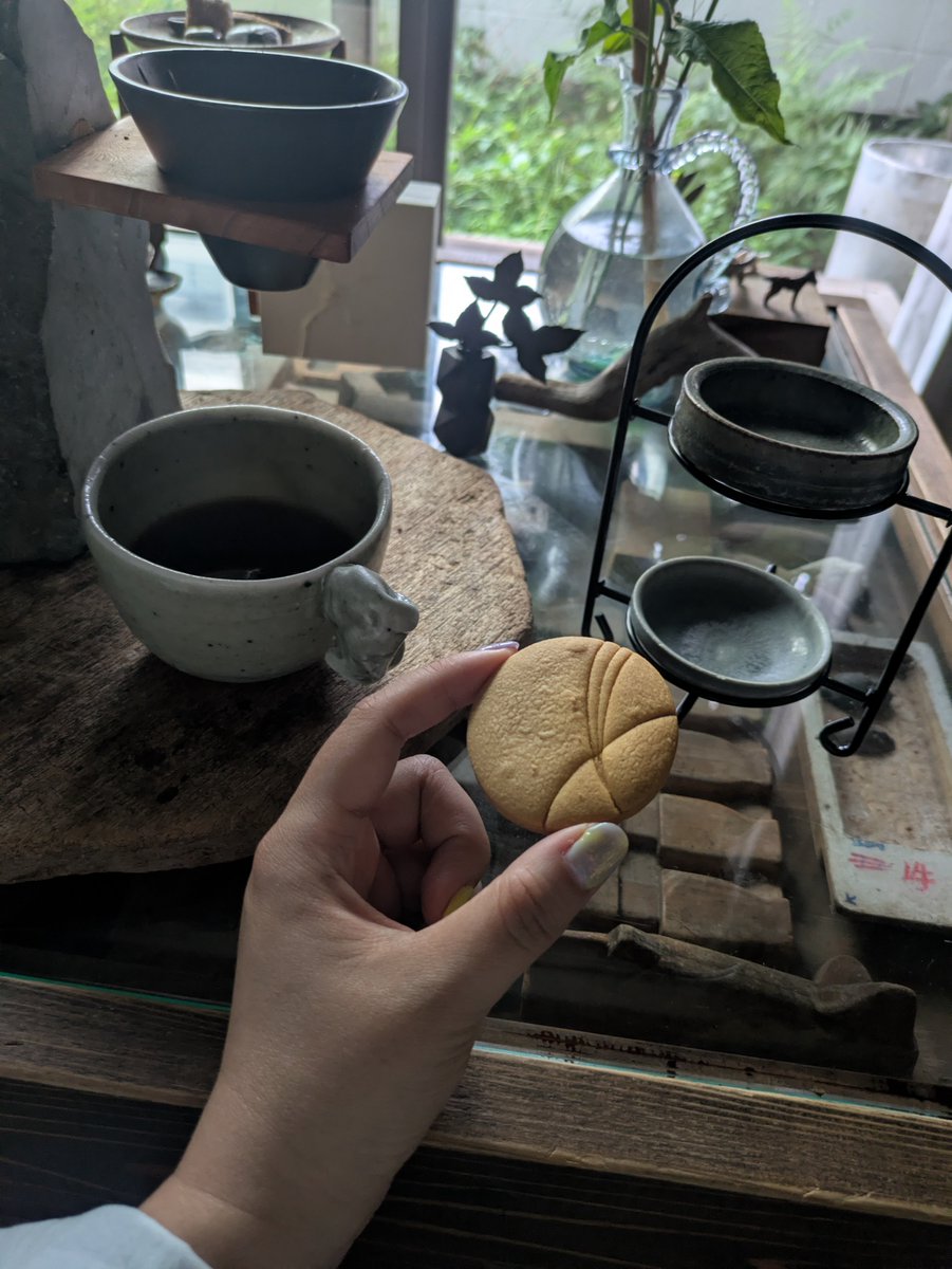 ikeda_lily's tweet photo. 中国語翻訳とジェンダー雑感

中国語は昔、三人称代名詞を英語の he / she のように性別を書き分けなかった。

近代化で、西洋語の翻訳を通して he / she を訳し分ける必要に迫られ、「他」から「她」という漢字が生まれた。面白いのは、he と she は耳で聞いても違うのに、中国語の「他」と「她」はどちらも tā で、音では全く区別できない。

台湾で使われる「妳＝you」も同じく、発音は「你」と同じ nǐになる。話しているときには存在しない男女差が、文字にした瞬間に現れる。

そして今、LGBTQ＋やノンバイナリーをめぐる意識の変化のなかで、「書き手が相手のジェンダーを決めるのか」という倫理上、「妳」や「她」をあえて使わず、「你」「他」など無標の表記を選ぶことにこだわる台湾の友人が増えつつある。

無標だった中国語に、翻訳によって近代的なジェンダー区分が持ち込まれ、同時代になって再び無標へと向かう、という。

かつては「区別がなかった」。いまは「区別できるけれど、あえて区別しない」。同じ「他」「你」に見えても、その回帰の無標性が意味するものはまったく違うと感じる近頃。