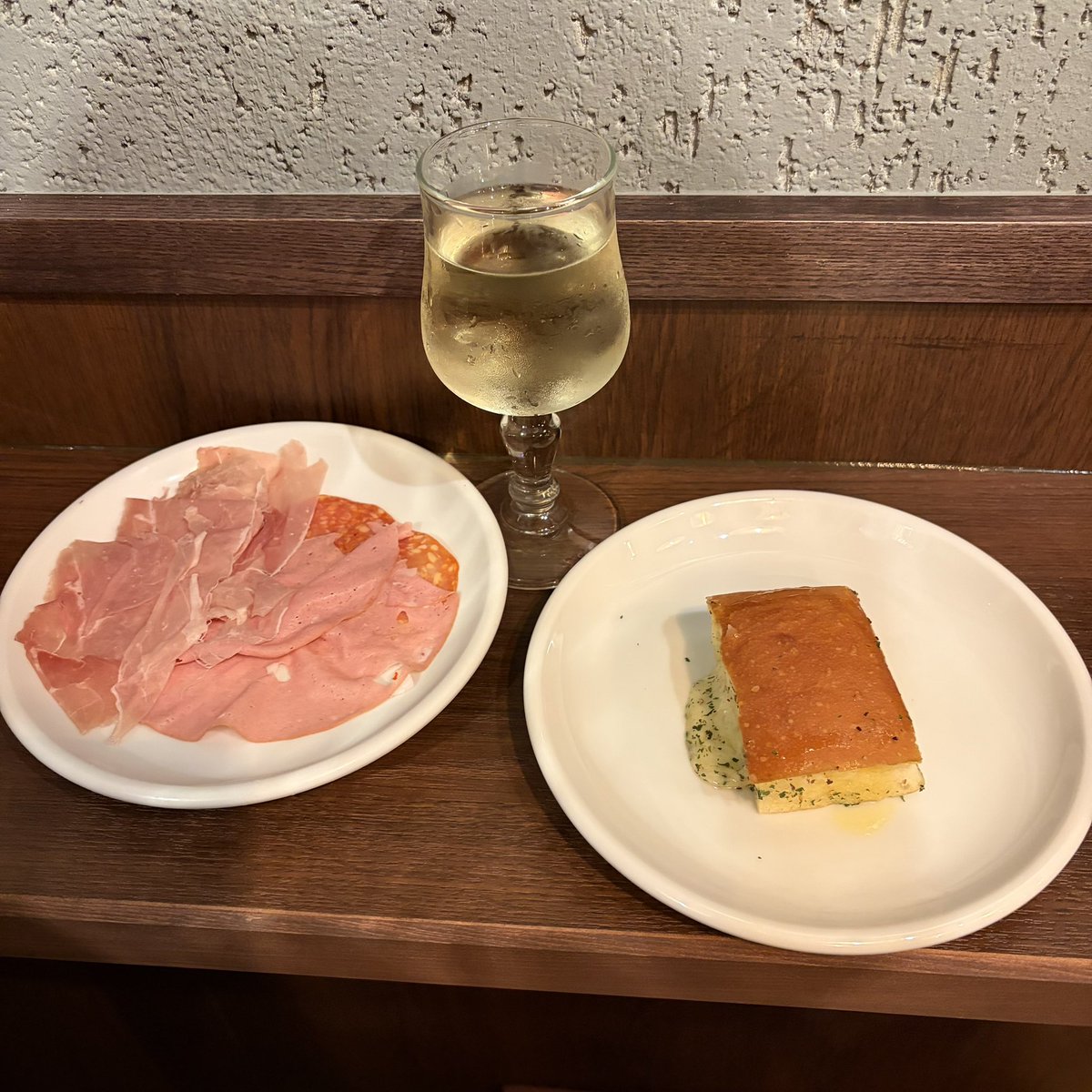 acala_naatha's tweet photo. 昨日の内定式後、軽く一杯と、グランドオープン初日のMIOBACAROさんへ。
ワインを片手に、生ハム、サラミ、フォカッチャ、ウフマヨ、アンチョビキャベツを堪能🍷
少量ずつ楽しめるのが良いですね。料理も美味しく満足でした。スタッフの皆さんはオープン直後で少し慌ただしい印象だが、今後が楽しみ。 https://t.co/AaDTVoXaxw