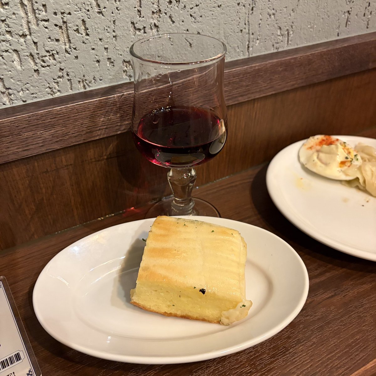acala_naatha's tweet photo. 昨日の内定式後、軽く一杯と、グランドオープン初日のMIOBACAROさんへ。
ワインを片手に、生ハム、サラミ、フォカッチャ、ウフマヨ、アンチョビキャベツを堪能🍷
少量ずつ楽しめるのが良いですね。料理も美味しく満足でした。スタッフの皆さんはオープン直後で少し慌ただしい印象だが、今後が楽しみ。 https://t.co/AaDTVoXaxw