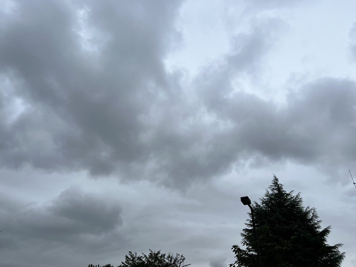 DeepBlueSky1126's tweet photo. #おぢさんぽ
風つおく、涼しい….☁️
今日の東京は、
雨時々止む☂️☁️
現在の気温20.2℃
最高気温23℃
ちょっとハプニングがあって…
#汗だくハンカチおぢ 💦
#いまそら
#空を見上げれば
#Good_location https://t.co/dVcBgyOZrs