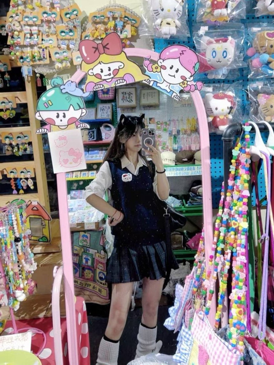 rinkou9368's tweet photo. 本人19岁            
是高三女学生      
日常除了在遛猫就在追动漫         
不知道会不会有男生加v跟我聊天🥹              
 是本人。 真的是本人 https://t.co/iBrNFrIozt
