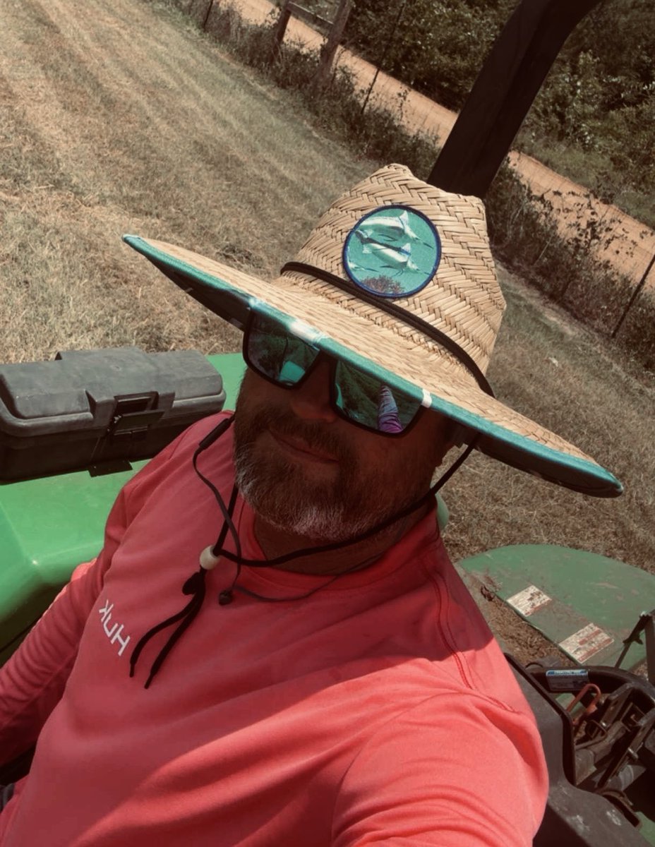 Beachvibes912's tweet photo. I seriously need some side income π€Another hot one #FarmLife #TractorLife #Farmer #CountryLife #FarmTok #WorkInProgress #StrawHatSeason #Huk #FieldWork #SouthernLife #ProbablyOnATractor #CheapFarmHand #RuralVibes #GetItDone #OutsideAllDay https://t.co/O4JUkRHivS