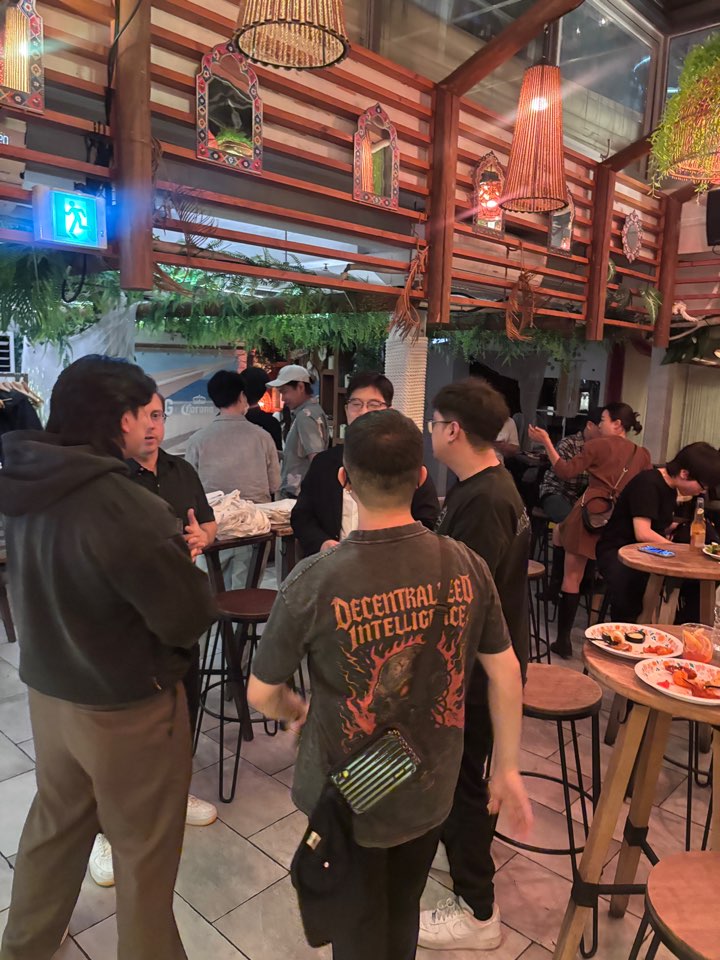 Quark_Chain's tweet photo. Creators, communities, and new possibilities ✨
At KBW Creators Night, we connected with creators across the ecosystem and explored new ways to collaborate and bring Web3 closer to broader audiences. https://t.co/hC6pT6EwsO