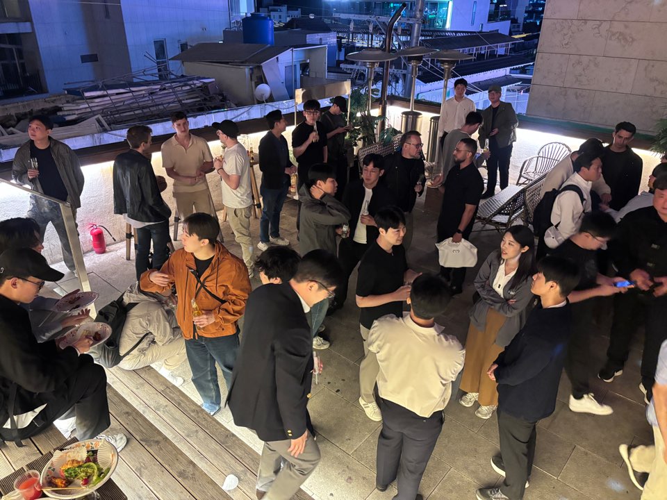 Quark_Chain's tweet photo. Creators, communities, and new possibilities ✨
At KBW Creators Night, we connected with creators across the ecosystem and explored new ways to collaborate and bring Web3 closer to broader audiences. https://t.co/hC6pT6EwsO