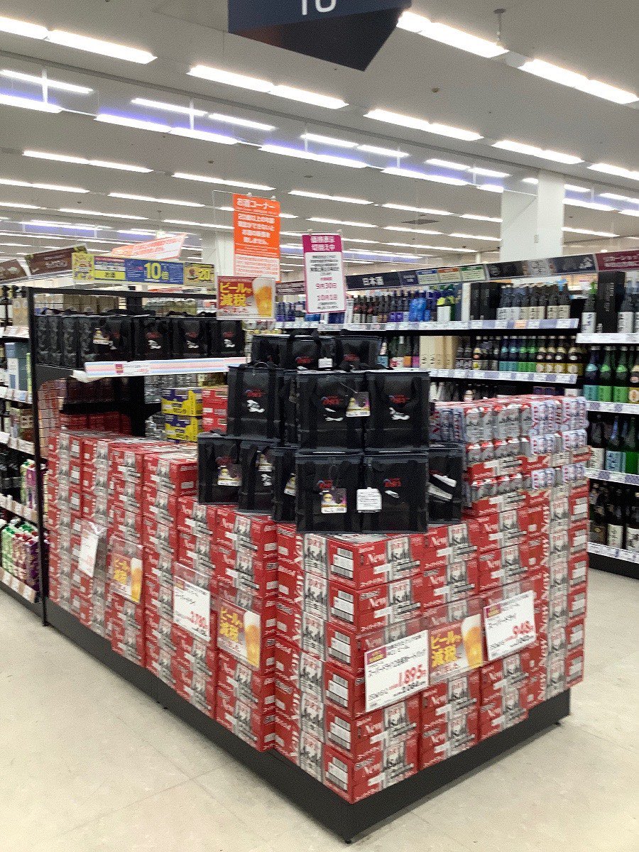 super_beaver's tweet photo. 【情 報 解 禁 ！】

／

『アサヒスーパードライ』
×
#SUPERBEAVER

コラボキャンペーン開始！ ㊗️🍺

＼

オリジナル保冷バッグに6缶パックが2つ入ったコラボ商品発売！さらに今回のコラボは続報もあり！お楽しみに！

対象店舗：イオン各店舗(※なくなり次第終了となります)

#アサヒスーパードライ https://t.co/HzX4urcy4w