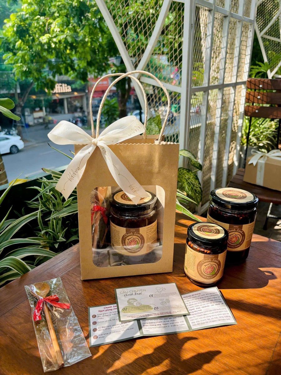 BonnamiGifts's tweet photo. CÓ GÌ TRONG NHỮNG SET QUÀ "MÙA THƯƠNG"?
𝐏𝐡𝐚̂̀𝐧 𝟏: 𝐂𝐡𝐚𝐧𝐡 𝐒𝐚̀𝐧𝐡 - 𝐦𝐨́𝐧 𝐪𝐮𝐚̀ 𝐜𝐮̉𝐚 𝐭𝐡𝐨̛̀𝐢 𝐠𝐢𝐚𝐧

Nếu mở một set quà Mùa Thương và bắt gặp một hũ Chanh Sành, có lẽ điều đầu tiên bạn nhìn thấy chỉ là một món quà nhỏ, mộc mạc. Nhưng phía sau hũ chanh ấy lại là một câu chuyện dài hơn rất nhiều.

Những trái chanh đào được lựa chọn kỹ càng, sau đó nguyên quả, nguyên hạt được đưa vào chum sành và ủ muối khô trong thời gian Ít nhất 18 tháng. Rồi tiếp tục kết hợp cùng mật ong, gừng, đường phèn để tạo nên hương vị đặc trưng của Chanh Sành.

Không phải vài ngày, vài tuần, mà là cả một hành trình cần rất nhiều sự kiên nhẫn. Chầm chậm để chanh ngấm đủ vị, để hương vị chuyển hóa theo thời gian và để phương pháp ủ muối truyền thống được gìn giữ theo cách chỉn chu hơn.

Và rồi, sau rất nhiều tháng chờ đợi, một hũ Chanh Sành hoàn chỉnh với vị chua thanh, mặn mà, thơm dịu, sánh dẻo như ô mai được đặt vào trong những set quà Mùa Thương.

Có lẽ vì thế mà Chanh Sành hợp với tinh thần của Mùa Thương đến vậy.

Một món quà không cần quá cầu kỳ, nhưng phía sau nó là câu chuyện về nguyên liệu, về người làm và về sự kiên nhẫn để tạo nên một sản phẩm tử tế.

Một hũ chanh nhỏ, nhưng là cả một hành trình dài của thời gian. 🌿

Và đó mới chỉ là món quà đầu tiên trong những set quà Mùa Thương. Cùng mình khám phá tiếp nhé.