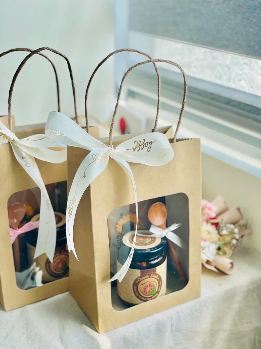 BonnamiGifts's tweet photo. CÓ GÌ TRONG NHỮNG SET QUÀ "MÙA THƯƠNG"?
𝐏𝐡𝐚̂̀𝐧 𝟏: 𝐂𝐡𝐚𝐧𝐡 𝐒𝐚̀𝐧𝐡 - 𝐦𝐨́𝐧 𝐪𝐮𝐚̀ 𝐜𝐮̉𝐚 𝐭𝐡𝐨̛̀𝐢 𝐠𝐢𝐚𝐧

Nếu mở một set quà Mùa Thương và bắt gặp một hũ Chanh Sành, có lẽ điều đầu tiên bạn nhìn thấy chỉ là một món quà nhỏ, mộc mạc. Nhưng phía sau hũ chanh ấy lại là một câu chuyện dài hơn rất nhiều.

Những trái chanh đào được lựa chọn kỹ càng, sau đó nguyên quả, nguyên hạt được đưa vào chum sành và ủ muối khô trong thời gian Ít nhất 18 tháng. Rồi tiếp tục kết hợp cùng mật ong, gừng, đường phèn để tạo nên hương vị đặc trưng của Chanh Sành.

Không phải vài ngày, vài tuần, mà là cả một hành trình cần rất nhiều sự kiên nhẫn. Chầm chậm để chanh ngấm đủ vị, để hương vị chuyển hóa theo thời gian và để phương pháp ủ muối truyền thống được gìn giữ theo cách chỉn chu hơn.

Và rồi, sau rất nhiều tháng chờ đợi, một hũ Chanh Sành hoàn chỉnh với vị chua thanh, mặn mà, thơm dịu, sánh dẻo như ô mai được đặt vào trong những set quà Mùa Thương.

Có lẽ vì thế mà Chanh Sành hợp với tinh thần của Mùa Thương đến vậy.

Một món quà không cần quá cầu kỳ, nhưng phía sau nó là câu chuyện về nguyên liệu, về người làm và về sự kiên nhẫn để tạo nên một sản phẩm tử tế.

Một hũ chanh nhỏ, nhưng là cả một hành trình dài của thời gian. 🌿

Và đó mới chỉ là món quà đầu tiên trong những set quà Mùa Thương. Cùng mình khám phá tiếp nhé.