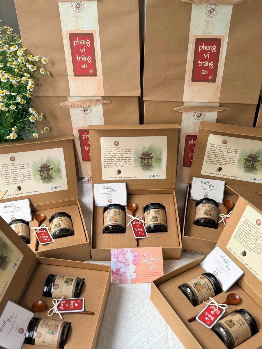 BonnamiGifts's tweet photo. CÓ GÌ TRONG NHỮNG SET QUÀ "MÙA THƯƠNG"?
𝐏𝐡𝐚̂̀𝐧 𝟏: 𝐂𝐡𝐚𝐧𝐡 𝐒𝐚̀𝐧𝐡 - 𝐦𝐨́𝐧 𝐪𝐮𝐚̀ 𝐜𝐮̉𝐚 𝐭𝐡𝐨̛̀𝐢 𝐠𝐢𝐚𝐧

Nếu mở một set quà Mùa Thương và bắt gặp một hũ Chanh Sành, có lẽ điều đầu tiên bạn nhìn thấy chỉ là một món quà nhỏ, mộc mạc. Nhưng phía sau hũ chanh ấy lại là một câu chuyện dài hơn rất nhiều.

Những trái chanh đào được lựa chọn kỹ càng, sau đó nguyên quả, nguyên hạt được đưa vào chum sành và ủ muối khô trong thời gian Ít nhất 18 tháng. Rồi tiếp tục kết hợp cùng mật ong, gừng, đường phèn để tạo nên hương vị đặc trưng của Chanh Sành.

Không phải vài ngày, vài tuần, mà là cả một hành trình cần rất nhiều sự kiên nhẫn. Chầm chậm để chanh ngấm đủ vị, để hương vị chuyển hóa theo thời gian và để phương pháp ủ muối truyền thống được gìn giữ theo cách chỉn chu hơn.

Và rồi, sau rất nhiều tháng chờ đợi, một hũ Chanh Sành hoàn chỉnh với vị chua thanh, mặn mà, thơm dịu, sánh dẻo như ô mai được đặt vào trong những set quà Mùa Thương.

Có lẽ vì thế mà Chanh Sành hợp với tinh thần của Mùa Thương đến vậy.

Một món quà không cần quá cầu kỳ, nhưng phía sau nó là câu chuyện về nguyên liệu, về người làm và về sự kiên nhẫn để tạo nên một sản phẩm tử tế.

Một hũ chanh nhỏ, nhưng là cả một hành trình dài của thời gian. 🌿

Và đó mới chỉ là món quà đầu tiên trong những set quà Mùa Thương. Cùng mình khám phá tiếp nhé.