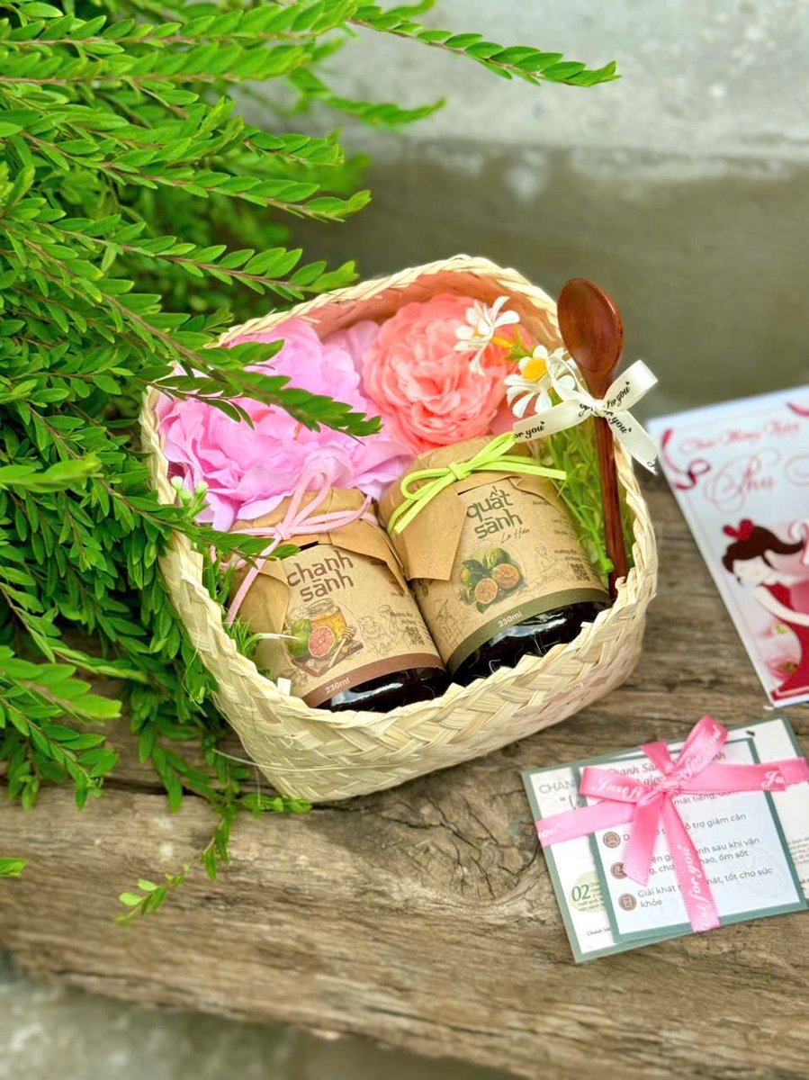 BonnamiGifts's tweet photo. CÓ GÌ TRONG NHỮNG SET QUÀ "MÙA THƯƠNG"?
𝐏𝐡𝐚̂̀𝐧 𝟏: 𝐂𝐡𝐚𝐧𝐡 𝐒𝐚̀𝐧𝐡 - 𝐦𝐨́𝐧 𝐪𝐮𝐚̀ 𝐜𝐮̉𝐚 𝐭𝐡𝐨̛̀𝐢 𝐠𝐢𝐚𝐧

Nếu mở một set quà Mùa Thương và bắt gặp một hũ Chanh Sành, có lẽ điều đầu tiên bạn nhìn thấy chỉ là một món quà nhỏ, mộc mạc. Nhưng phía sau hũ chanh ấy lại là một câu chuyện dài hơn rất nhiều.

Những trái chanh đào được lựa chọn kỹ càng, sau đó nguyên quả, nguyên hạt được đưa vào chum sành và ủ muối khô trong thời gian Ít nhất 18 tháng. Rồi tiếp tục kết hợp cùng mật ong, gừng, đường phèn để tạo nên hương vị đặc trưng của Chanh Sành.

Không phải vài ngày, vài tuần, mà là cả một hành trình cần rất nhiều sự kiên nhẫn. Chầm chậm để chanh ngấm đủ vị, để hương vị chuyển hóa theo thời gian và để phương pháp ủ muối truyền thống được gìn giữ theo cách chỉn chu hơn.

Và rồi, sau rất nhiều tháng chờ đợi, một hũ Chanh Sành hoàn chỉnh với vị chua thanh, mặn mà, thơm dịu, sánh dẻo như ô mai được đặt vào trong những set quà Mùa Thương.

Có lẽ vì thế mà Chanh Sành hợp với tinh thần của Mùa Thương đến vậy.

Một món quà không cần quá cầu kỳ, nhưng phía sau nó là câu chuyện về nguyên liệu, về người làm và về sự kiên nhẫn để tạo nên một sản phẩm tử tế.

Một hũ chanh nhỏ, nhưng là cả một hành trình dài của thời gian. 🌿

Và đó mới chỉ là món quà đầu tiên trong những set quà Mùa Thương. Cùng mình khám phá tiếp nhé.