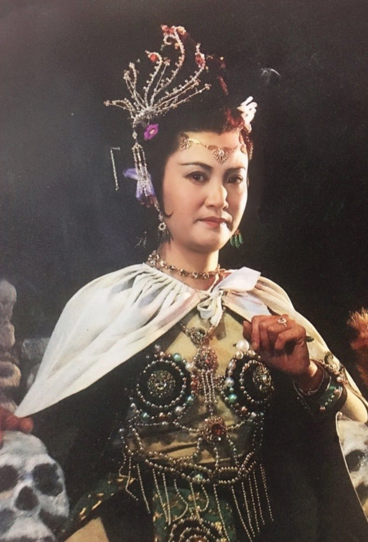 caucasaigon0303's tweet photo. Q.Linh thời nay chính là hiện thân của Bạch Cốt Tinh trong tác phẩm Tây Du Ký. Hắn luôn nhập vai là 1 người dân thường, vô hại và không có khả năng kháng cự. Có lần hắn hoá thân thành 1 người bị đau nhức xương khớp đi giới thiệu thuốc để làm phước cho bà con. Có lần hắn lại vào vai 1 người bị tiểu đường vừa khỏi hẳn bệnh nhờ uống 1 loại sữa mà hắn đang giới thiệu. Lần khác hắn lại trở thành 1 người làm từ thiện bằng cách mượn hoa cúng Phật. Viết tới đây lòng tôi thấy hơi áy náy cho Bạch Cốt Tinh vì ả chỉ hoá thân thành 3 người chứ không phải 30 người như Q.Linh. Nhưng cả 2 đều có điểm chung là cho dù hoá thành ai thì mục đích tối thượng vẫn là ăn thịt người tin tưởng và thương cảm mình.

Những người đứng lên vạch mặt con yêu quái này lại trở thành một con khỉ hung hăng, khát máu và ỷ mạnh hiếp yếu trước Đường Tăng (người chưa nhìn thấu sự việc). Đường Tăng thì luôn nhân danh cái thiện mà đuổi Ngộ Không (người luôn bảo vệ Đường Tăng và anh em của mình) đi.

Cuối cùng, Ngộ Không dù sát sanh vẫn thành Phật. Vì Phật không phải kẻ nhắm mắt trước yêu quái đội lốt người. Phật là kẻ dám đánh yêu quái, dù bị Đường Tăng đuổi đi.