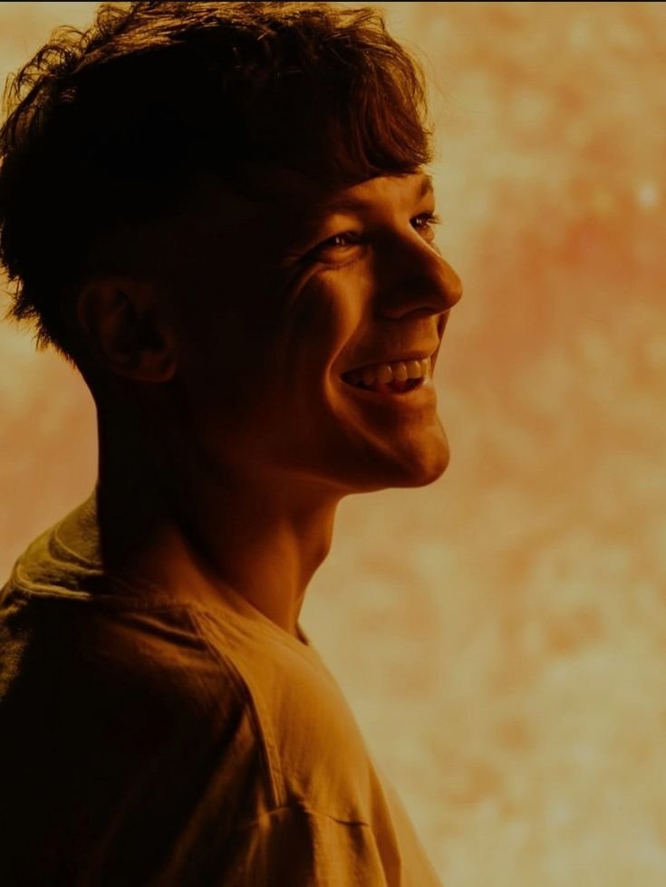 prtomlinsonbr's tweet photo. Louis falando sobre o How Did I Get Here? em entrevista para a Rolling Stone Uncut: 

"Eu me sinto muito, muito orgulhoso disso [do álbum]. Como você disse, leva um segundo para a poeira baixar. Eu acho que em torno de cada lançamento é realmente muito empolgante, e também é uma situação de bastante pressão, tem muita coisa acontecendo. Enquanto agora já passou tempo suficiente para a poeira baixar de verdade e conseguir enxergar as coisas com mais clareza e eu me sinto muito bem, me sinto muito, muito bem em relação a esse álbum.

Acho que, olhando em retrospecto, eu poderia facilmente ter feito um disco um pouco mais seguro, uma versão de algo que eu já tivesse feito, acho que há momentos neste álbum, sonoramente, com coisas que eu realmente nunca tinha explorado antes em termos de gênero. Então eu acho que, para o próximo disco depois deste, de certa forma abriu uma área que eu acho que eu realmente não tinha antes. Então, como criador, sabe, isso é empolgante".
