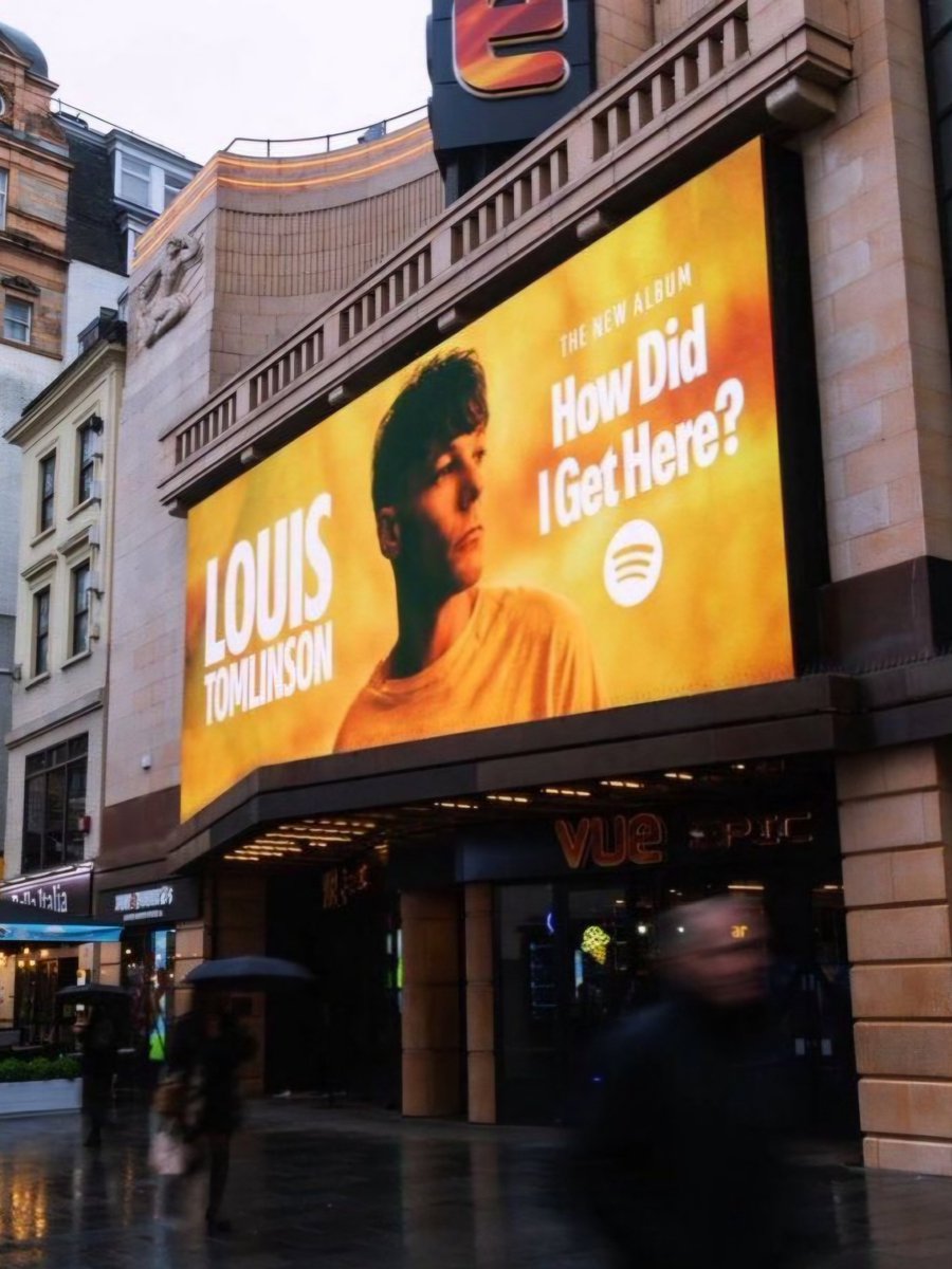 prtomlinsonbr's tweet photo. Louis falando sobre o How Did I Get Here? em entrevista para a Rolling Stone Uncut: 

"Eu me sinto muito, muito orgulhoso disso [do álbum]. Como você disse, leva um segundo para a poeira baixar. Eu acho que em torno de cada lançamento é realmente muito empolgante, e também é uma situação de bastante pressão, tem muita coisa acontecendo. Enquanto agora já passou tempo suficiente para a poeira baixar de verdade e conseguir enxergar as coisas com mais clareza e eu me sinto muito bem, me sinto muito, muito bem em relação a esse álbum.

Acho que, olhando em retrospecto, eu poderia facilmente ter feito um disco um pouco mais seguro, uma versão de algo que eu já tivesse feito, acho que há momentos neste álbum, sonoramente, com coisas que eu realmente nunca tinha explorado antes em termos de gênero. Então eu acho que, para o próximo disco depois deste, de certa forma abriu uma área que eu acho que eu realmente não tinha antes. Então, como criador, sabe, isso é empolgante".