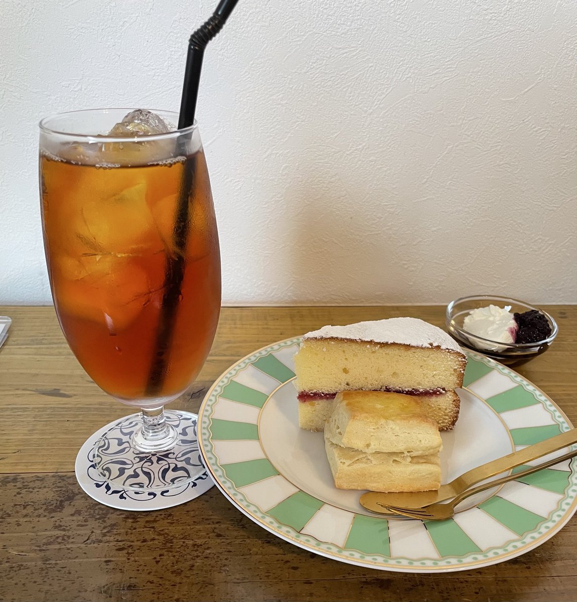 nihondaito's tweet photo. 近所に、紅茶とケーキのお店ができてとても嬉しい。 https://t.co/XDM2Cwvvud