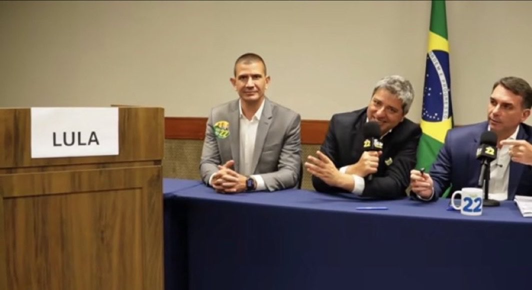 NewsLiberdade's tweet photo. 🚨URGENTE - Flávio Bolsonaro coloca púlpito de Lula em live https://t.co/BTQZkuw90G