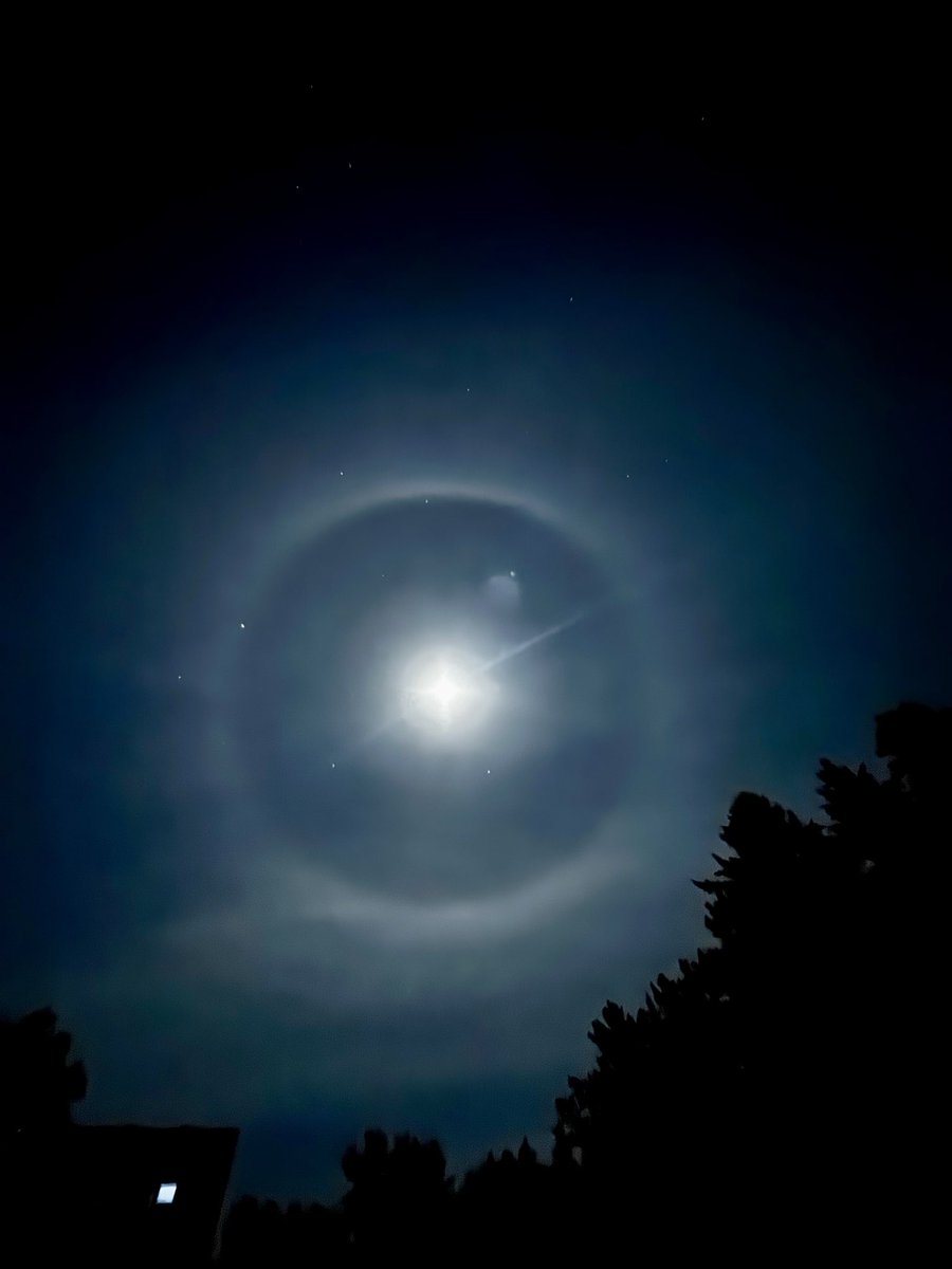 Autolock's tweet photo. My phone takes terrible pictures at night, but this was the moon in the middle of the night last night. 🌕 https://t.co/sAOiPKWwd9