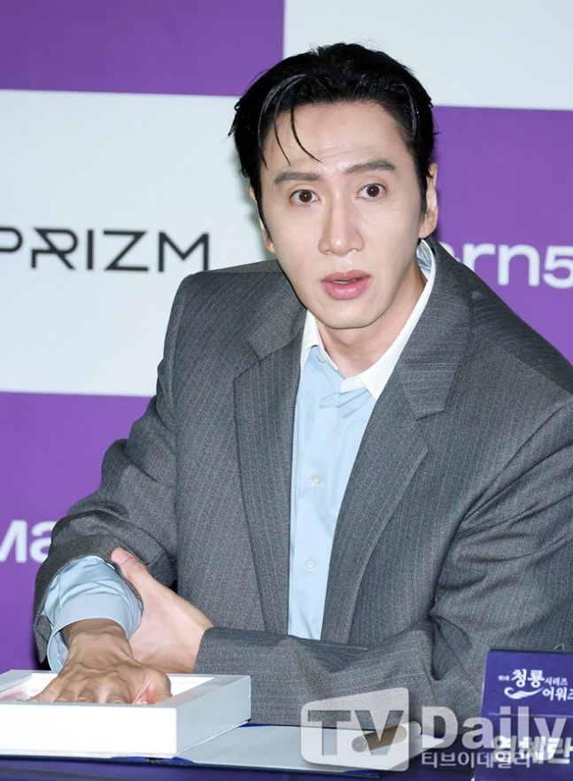 infodrakor_id's tweet photo. LEE KWANG SOO BARU MASUK BUBBLE UDAH BIKIN RUSUH 🤣🤣

Baru mulai aja dia udah spam chat sambil belajar cara pakai Bubble. Bahkan foto profil sama background chat aja minta bantuan fans wkwkwk.

Fans: "Berisik"
Kwang Soo: "Baru mulai udah dibilang berisik?"
Fans: "Volume kecilin dikit"
Kwang Soo: "Suara gue kedengeran emang?"
Terus ada yang bilang dia kebanyakan ngomong, dia malah nanya, "Emang sehari ngomong berapa kata yang pas sih?"

Dia juga ngaku buka tutup aplikasi Bubble terus karena nggak bisa berhenti. Fans bilang udah kecanduan, Kwang Soo malah bilang pengen keliatan sibuk dan: "Ikat gue"

Yang bikin makin ngakak, Kim Woo Bin sampai penasaran dan bilang pengen ngobrol sama Kwang Soo di Bubble. Terus dia bilang, "Kalau di Bubble aja masih bisa bikin ketawa, gimana dong?"

Rei IVE juga ikutan bilang pengen subscribe Bubble Kwang Soo dan lagi serius mempertimbangkannya 😭

BUBBLE KWANG SOO KAYAKNYA BAKAL SUSAH TENANG.

https://t.co/cHGWq4B2bh