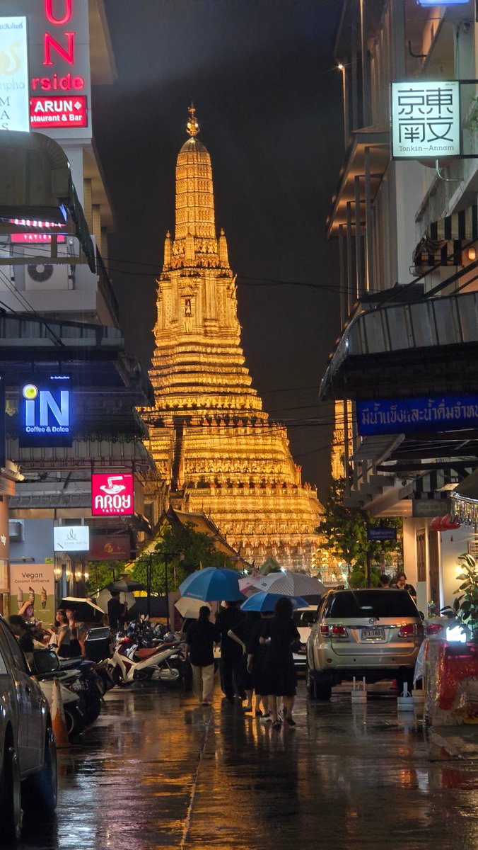 ZEP_AKI's tweet photo. タイの撮れ高その12
暁の仏塔（夜で雨の中だけど）
ワット・アルン！
そしてスコールの中のパーククローン花市場 https://t.co/xkWVHRIaR8