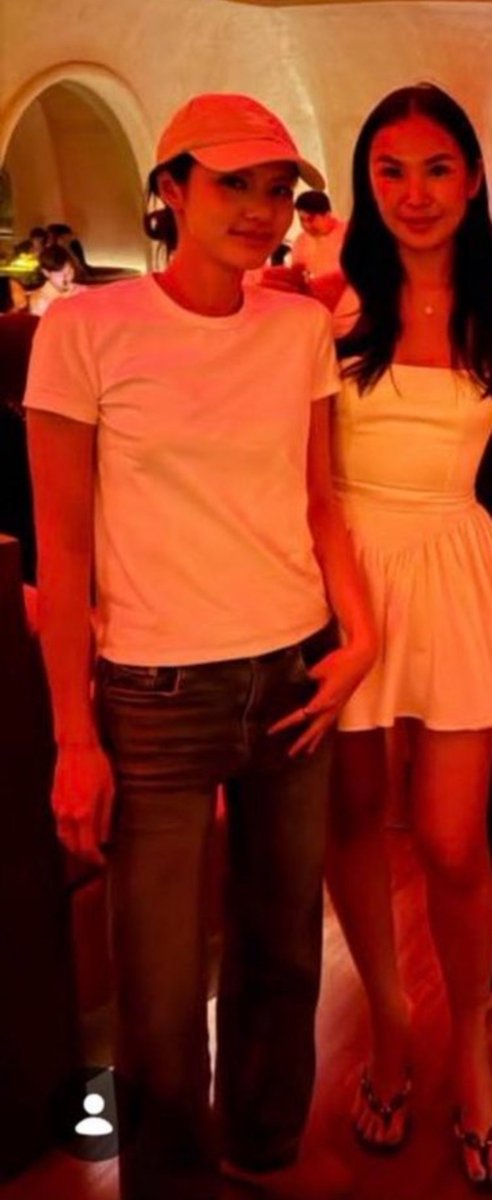 Samhee_san's tweet photo. Bro is fashionable. But turned up to this event with a white shirt, a cap, a pair of jeans, and some sandals and called it a day😭. She didn't even bother aura farming since sy wasn't with her 💀 https://t.co/CawEitSHav