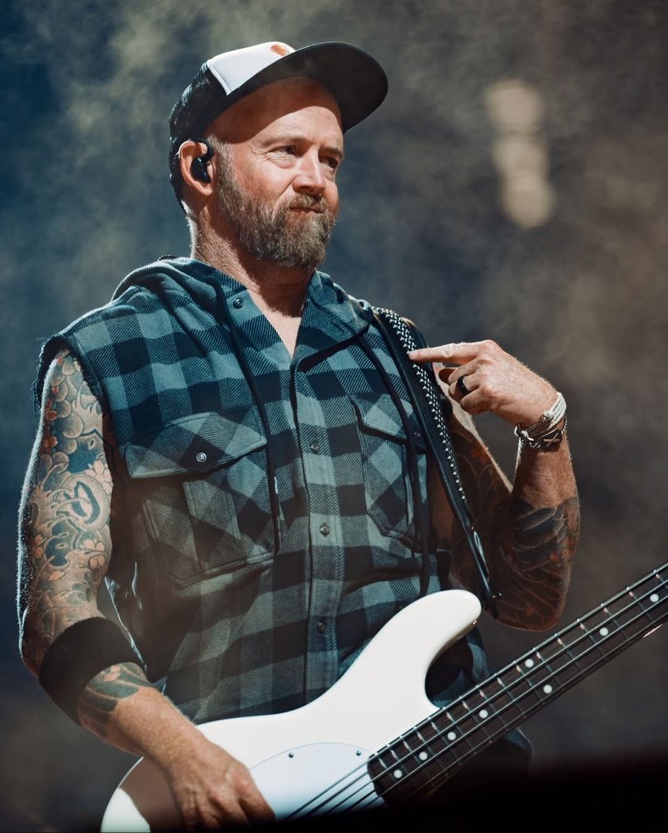 croftvanlaeken's tweet photo. I can’t stop thinking about unshatter, and I can’t stop thinking about Dave. I love him a million times more after the movie. I’m so glad linkin park is back and i’m so glad to have you back. I love you so much 💛 https://t.co/94jQuZyBuL