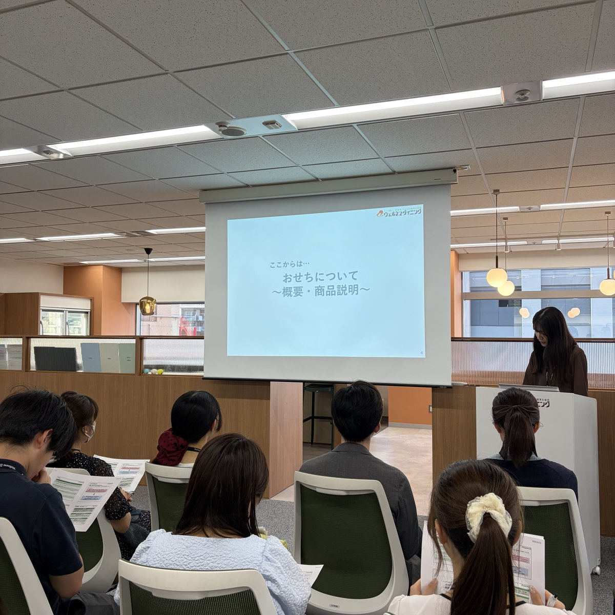 wellnessdining's tweet photo. 金曜日はウェルネスダイニングの近況報告📣

今年もおせちの季節がやってきます！

毎年ご好評いただいております
ウェルネスダイニングの制限食おせち。

社内では販売前に勉強会を開催しました。
お客様に合ったお���ちをご提案するため、
担当より、こだわりポイントの説明がありました！

皆様のお正月をウェルネスダイニングのおせちで
サポートします🙌

#おせち
